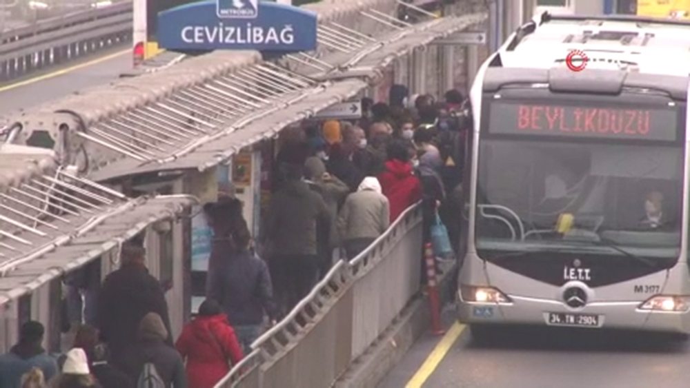 Metrobüs ve tramvayda sosyal mesafesiz yoğunluk dikkat çekti