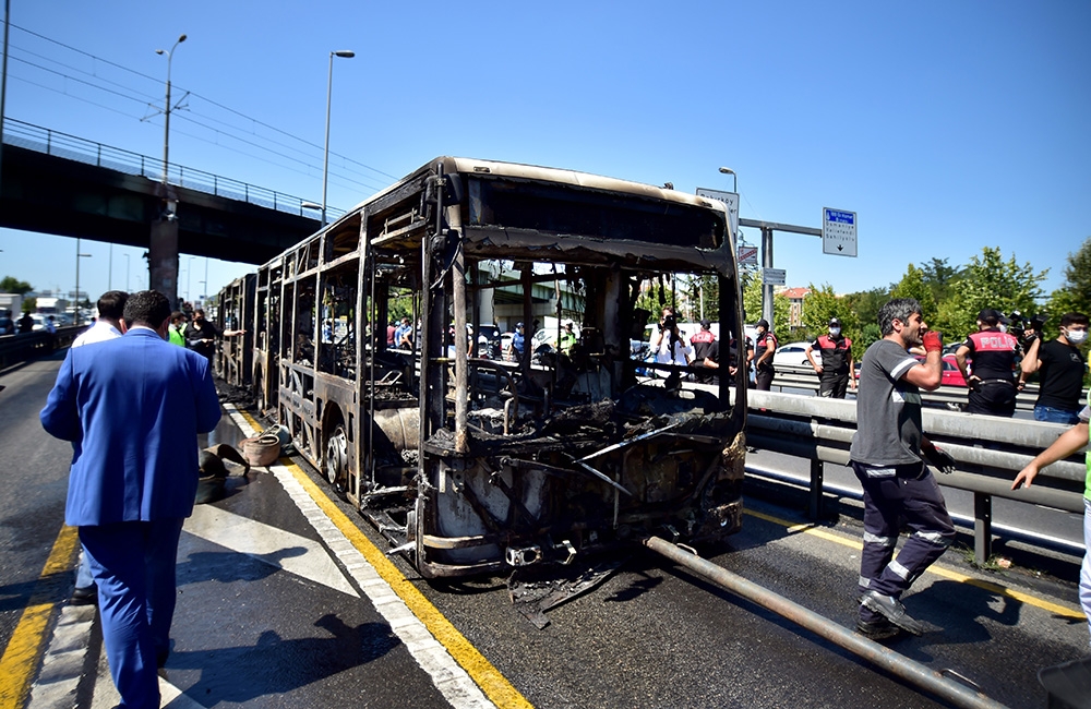 Metrobüs yandı, E-5’te trafik durdu