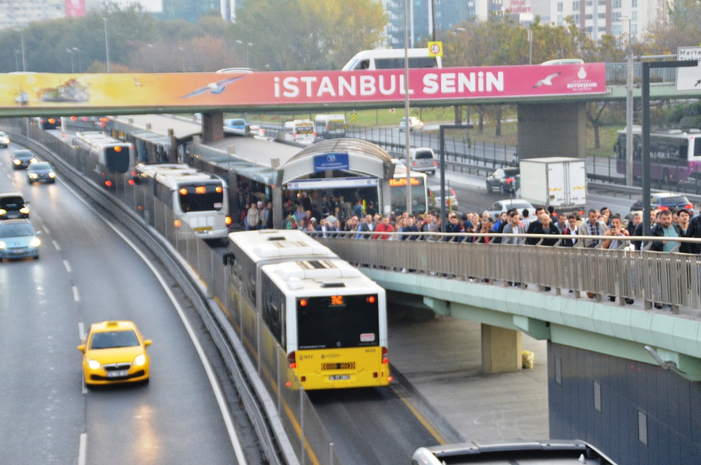 Metrobüs Yoğunluğu Dikkat Çekti