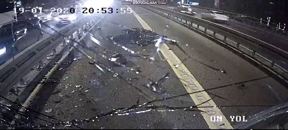 Metrobüsle motosikletin çarpıştığı anlar kamerada