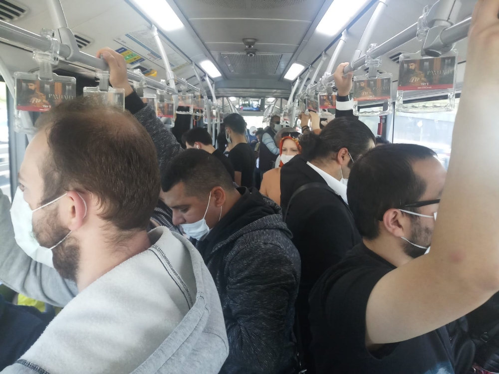 Metrobüsler ve duraklarda dikkat çeken yoğunluk