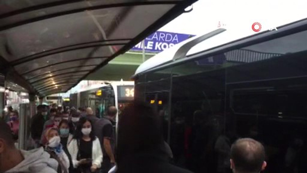 Metrobüslerde dikkat çeken yoğunluk