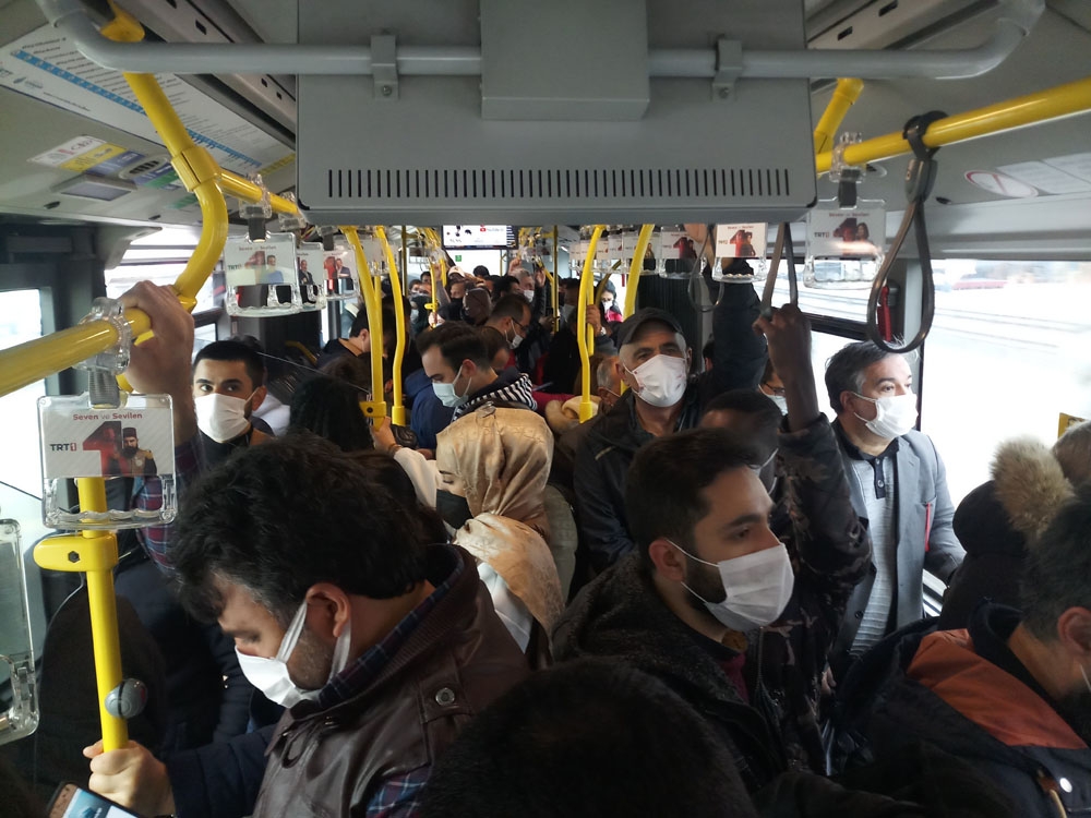 Metrobüslerde korkutan yoğunluk