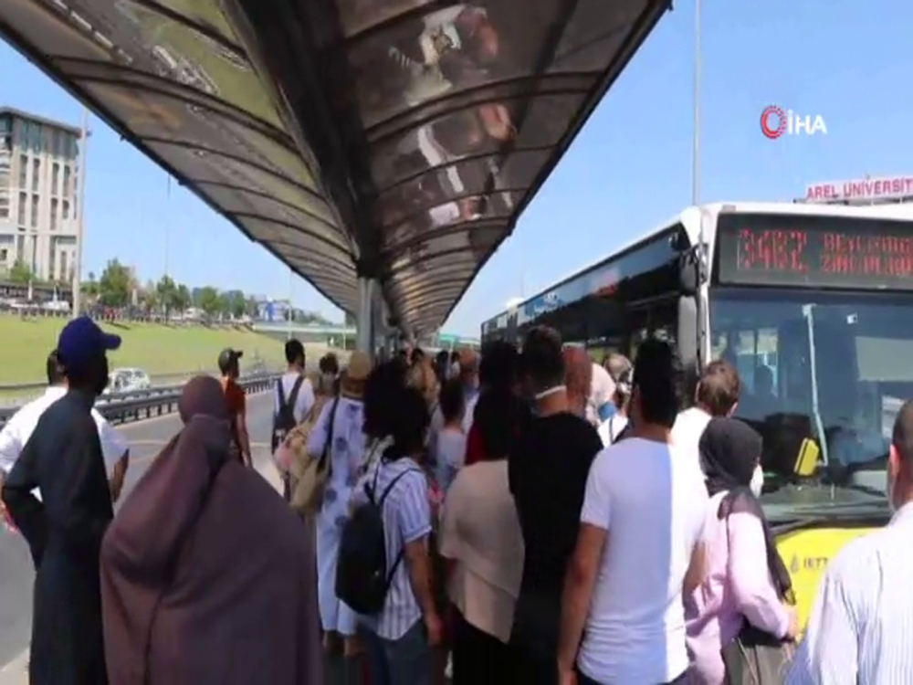 Metrobüste bayram arifesinde korkutan manzara
