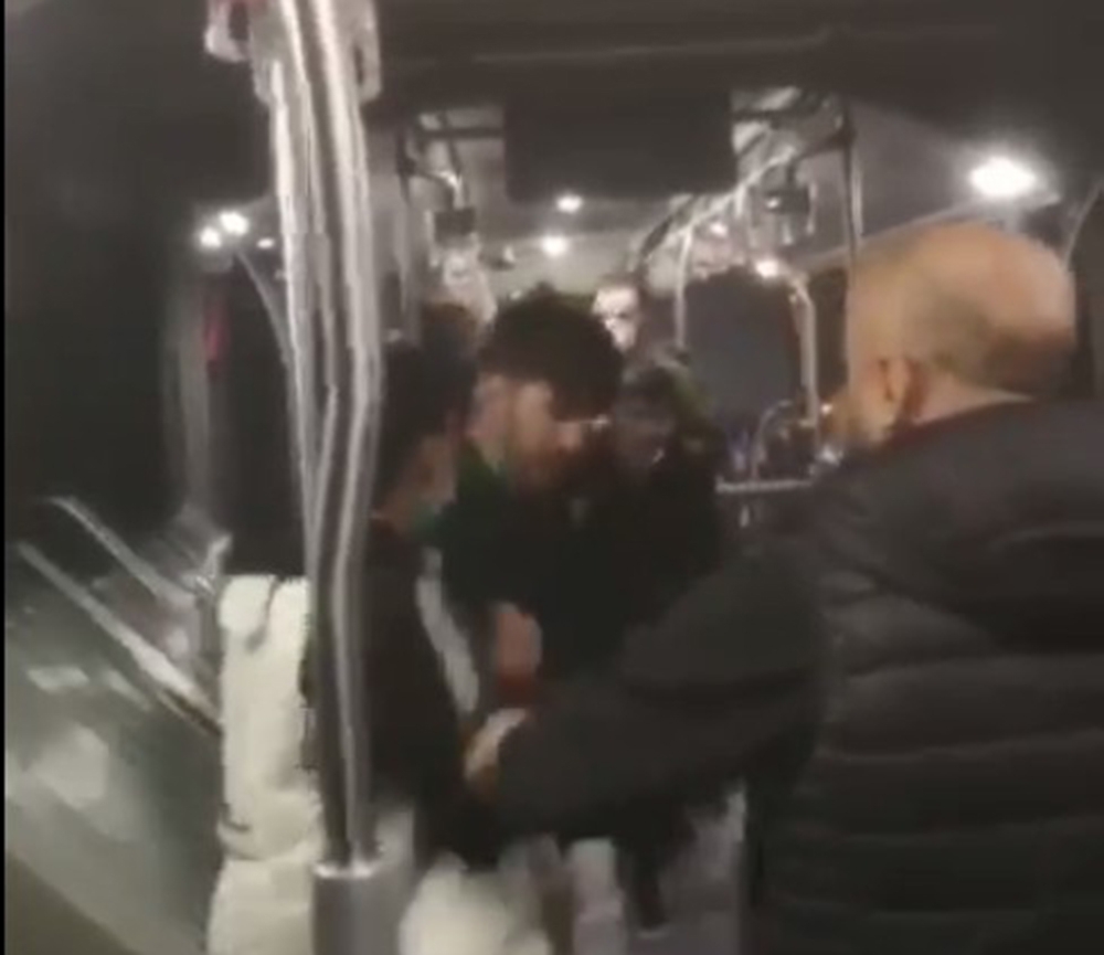 Metrobüste bıçaklı yan baktın kavgası kamerada