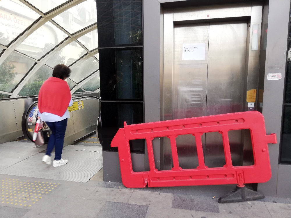 Metrobüste Bozuk Asansör Çilesi