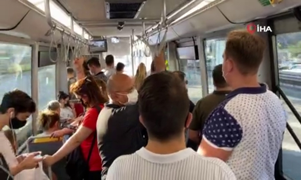 Metrobüste dikkat çeken yoğunluk