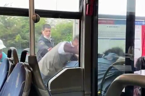 Metrobüste korku dolu anlar: Tekmeler ve yumruklar havada uçuştu