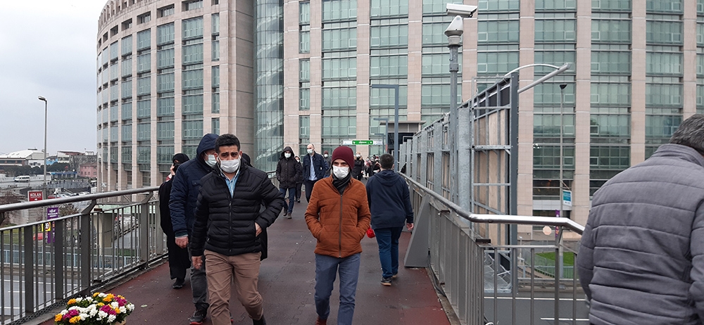 Metrobüste sosyal mesafesiz yolculuk