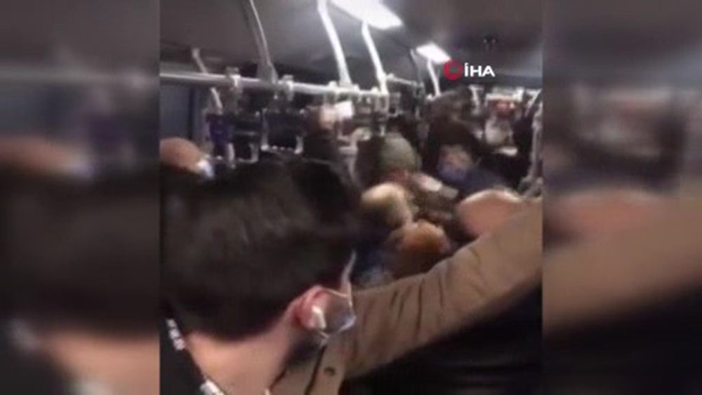 Metrobüste tekmeli yumruklu kavga kamerada