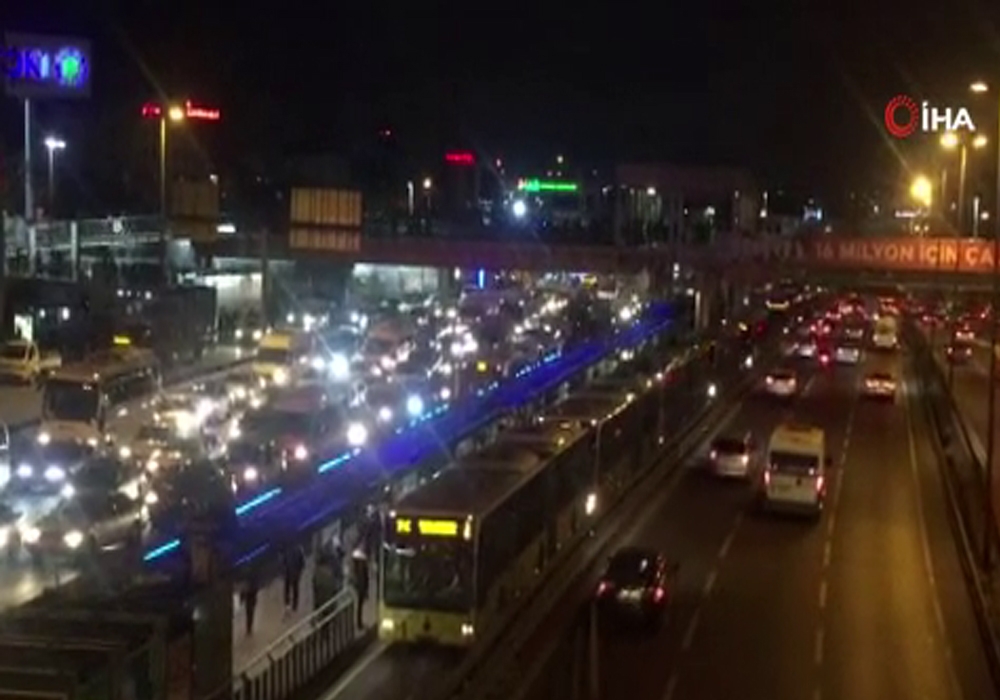 Metrobüste Uzun Kuyruklar Oluştu