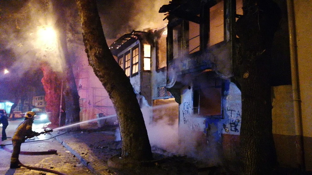 Metruk bina kabus oldu, alev alev yandı, mahalleli sokağa döküldü