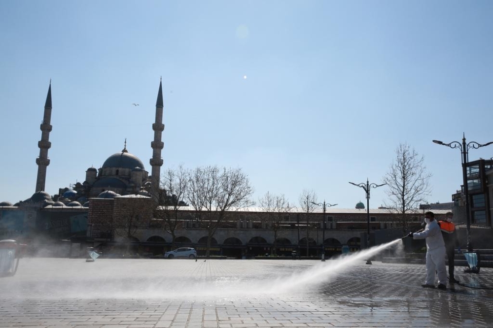 Meydan ve sokaklar mesai başlangıcına hazır hale getirildi
