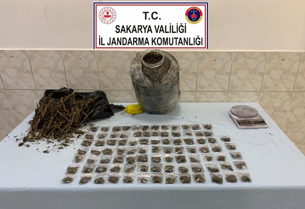 Mezarlık içine 1 kilo 900 gram esrar gizlemişler