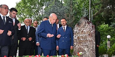 MHP lideri Bahçeli, Türkeş’in kabrini ziyaret etti