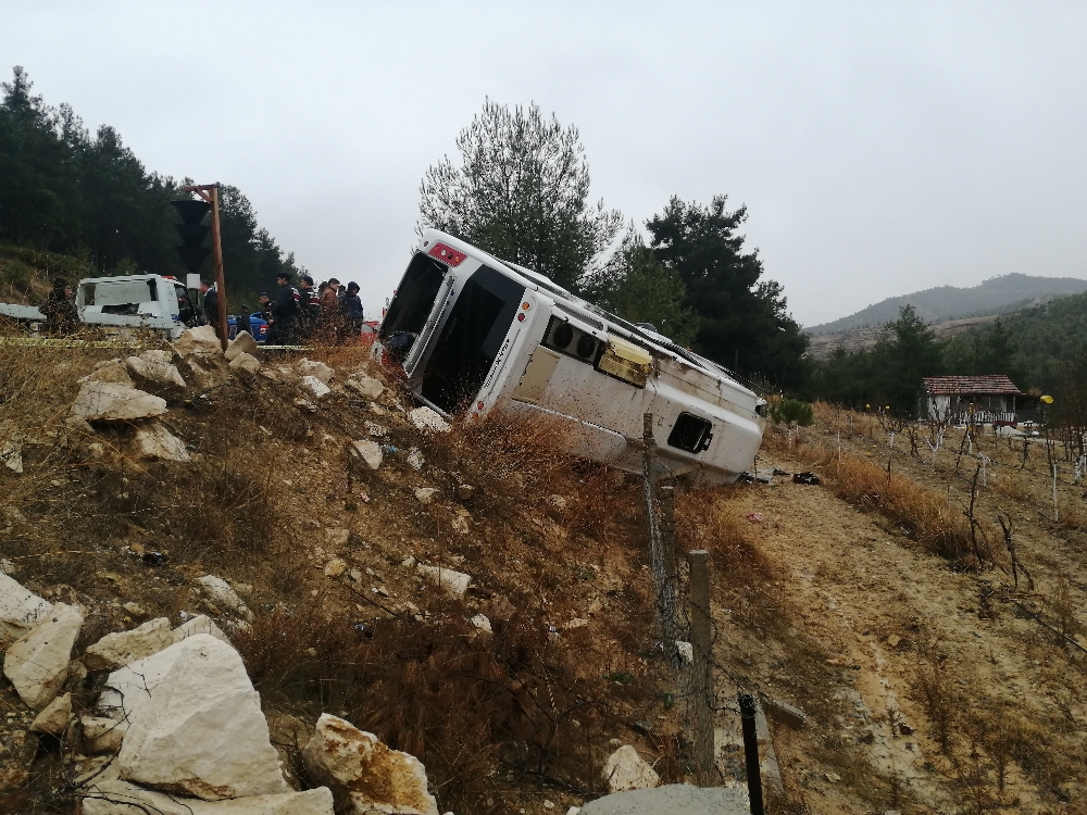 Midibüs Şarampole Devrildi: 1 Ölü, 27 Yaralı