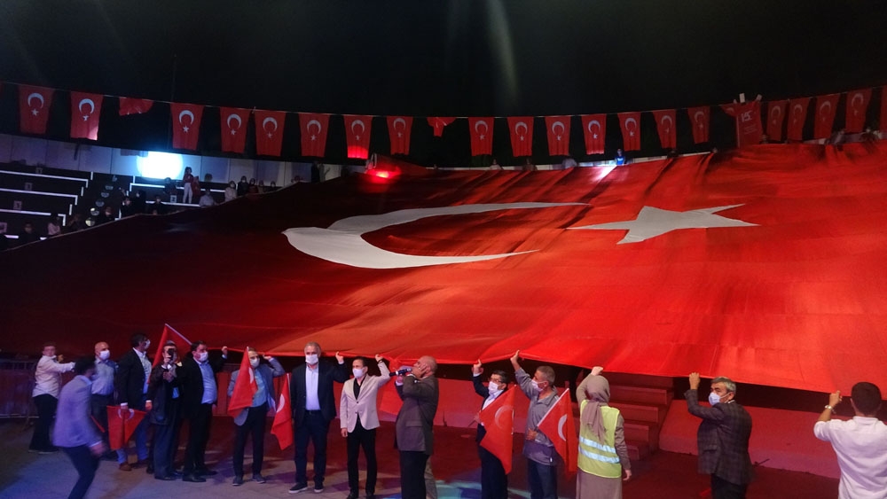 Milli Birlik Günü için açılan dev Türk bayrağı havadan görüntülendi