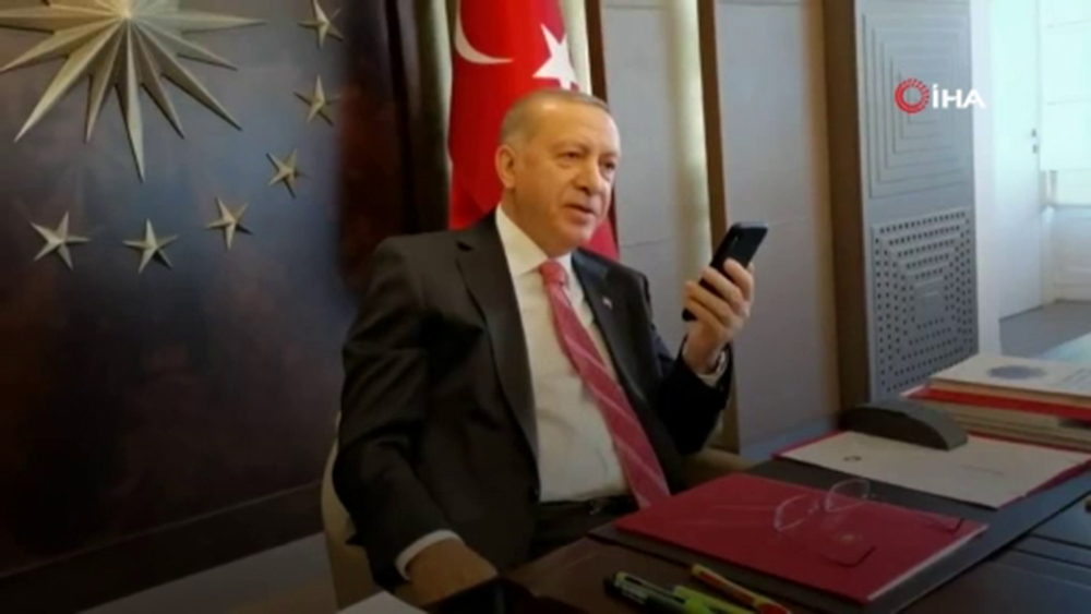 Milli Dayanışma Kampanyası’na yüzüğünü bağışlayan vatandaşla görüştü