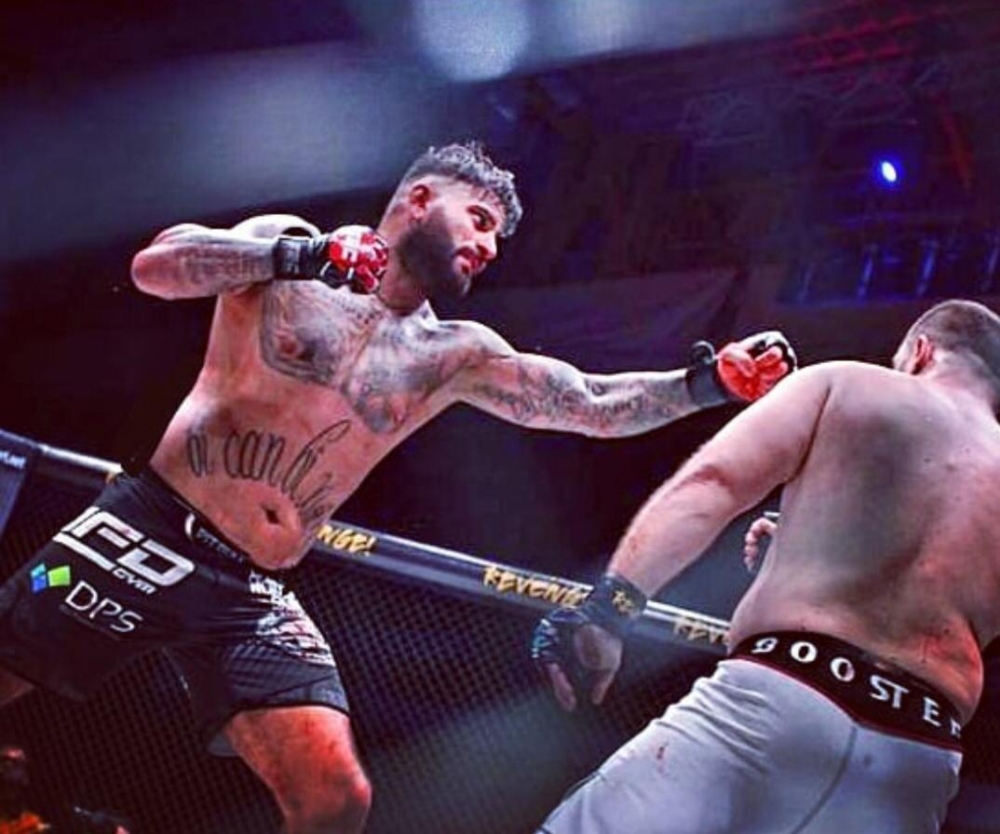 Milli dövüşçü Uğur Özkaplan Bosnalı rakibini nakavt etti