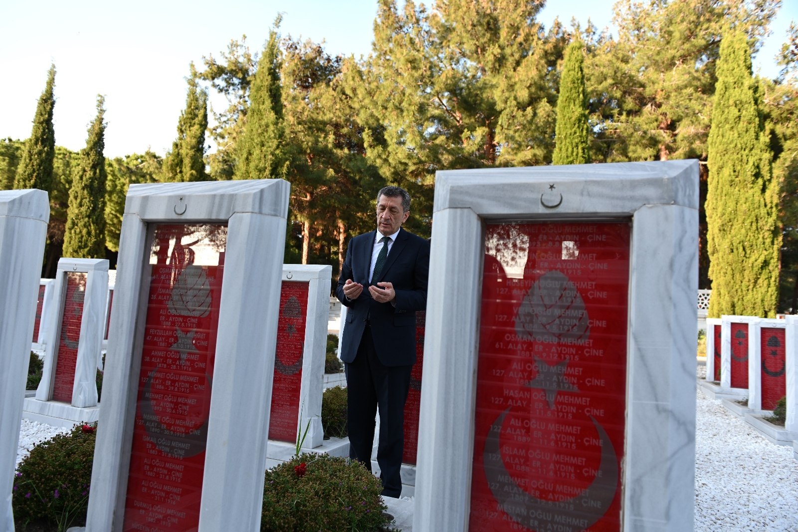 Milli Eğitim Bakanı Selçuk, Çanakkale Şehitler Abidesi’ni ziyaret etti