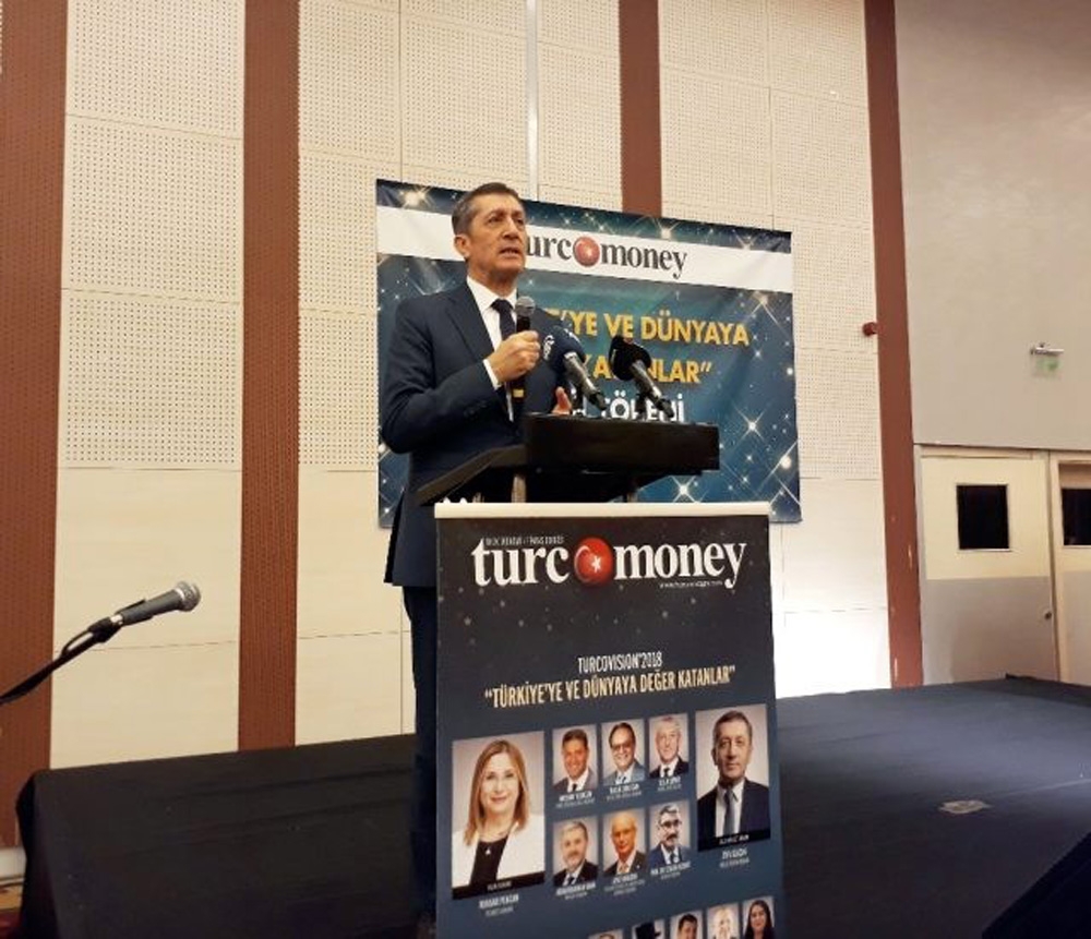 “Milli Eğitim Bakanı Ziya Selçuk ‘Yılın Devlet Adamı Seçildi”