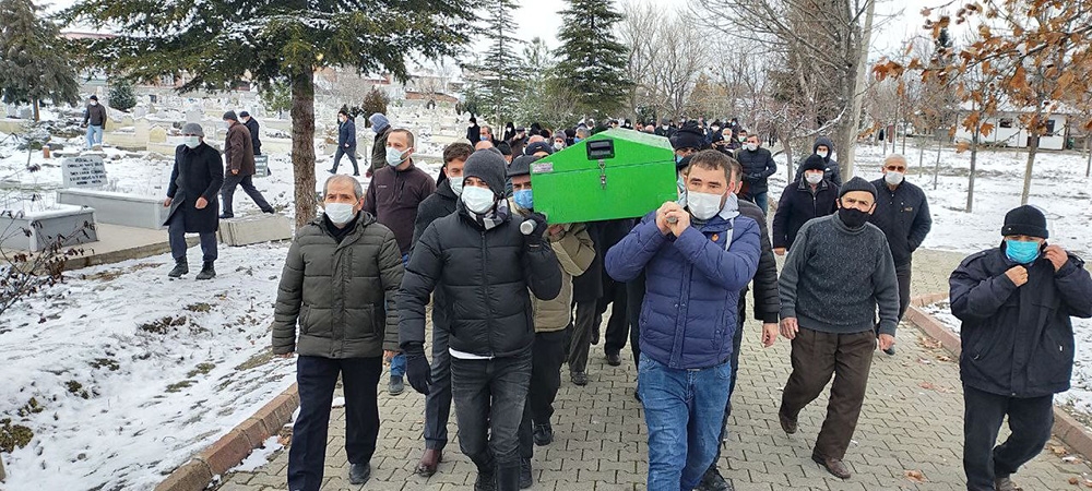 Milli futbolcu babasını son yolculuğuna uğurladı