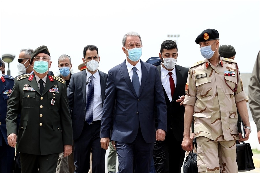 Milli Savunma Bakanı Akar Libya’daki Mehmetçik ile bir araya geldi