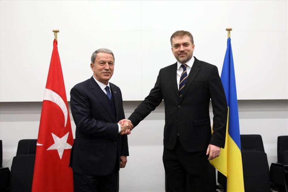 Milli Savunma Bakanı Akar, NATO zirvesinde mevkidaşları ile bir araya geldi