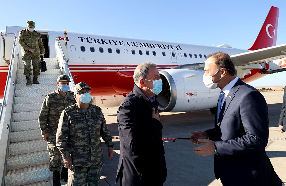 Milli Savunma Bakanı Akar Suriye sınırında