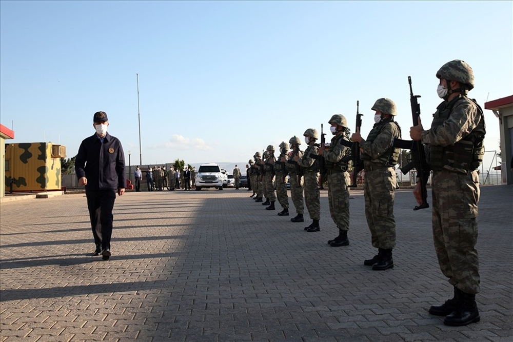 Milli Savunma Bakanı Akar ve kuvvet komutanları Suriye sınırında