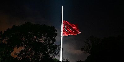 Milli yas nedeniyle bayraklar yarıya indirildi