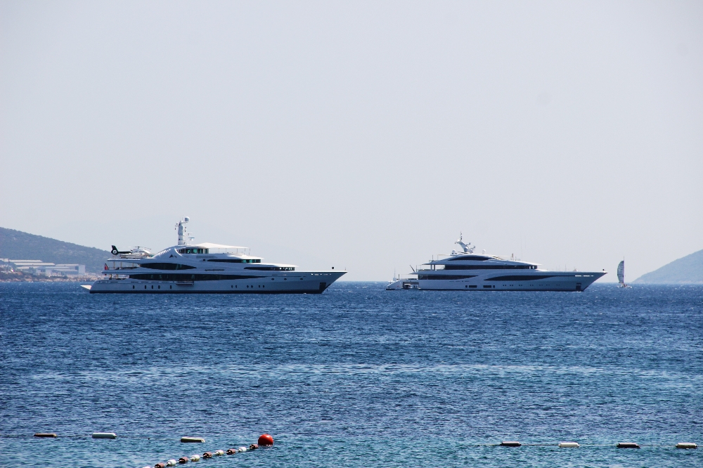Milyonerlerin kiraladığı yatlar Bodrum’a demir attı