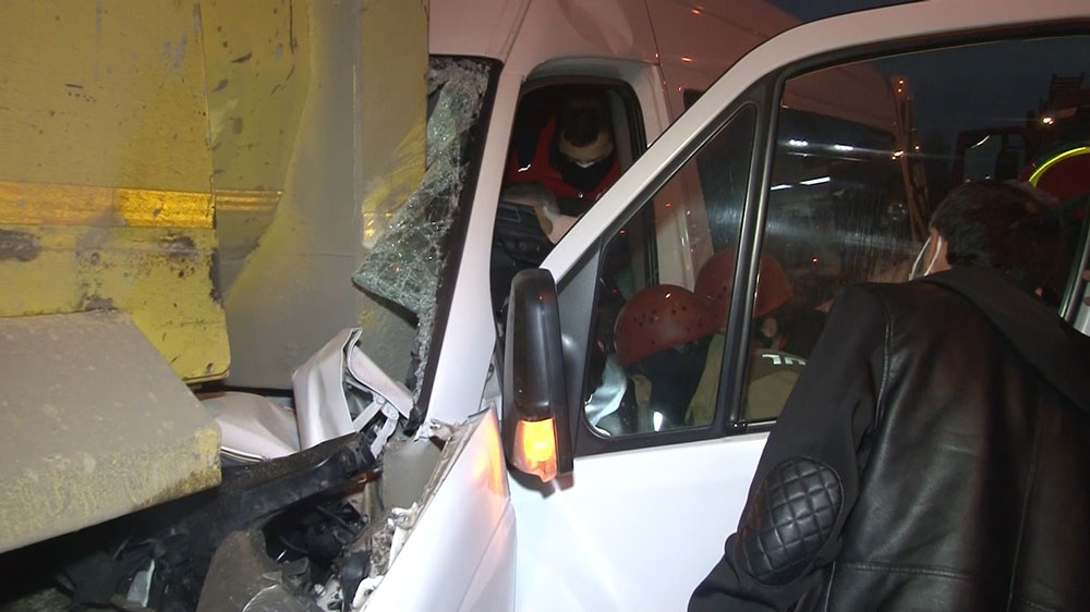 Minibüs emniyet şeridinde arıza yapan hafriyat kamyonuna çarptı: 3 yaralı