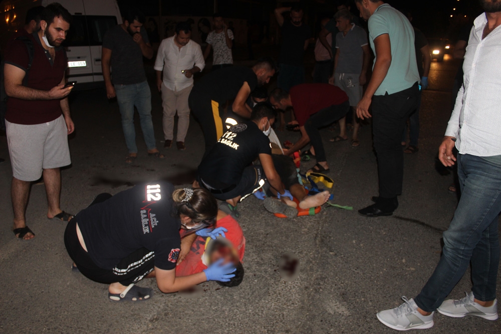 Minibüs ile motosikletin çarpıştığı feci kaza kamerada
