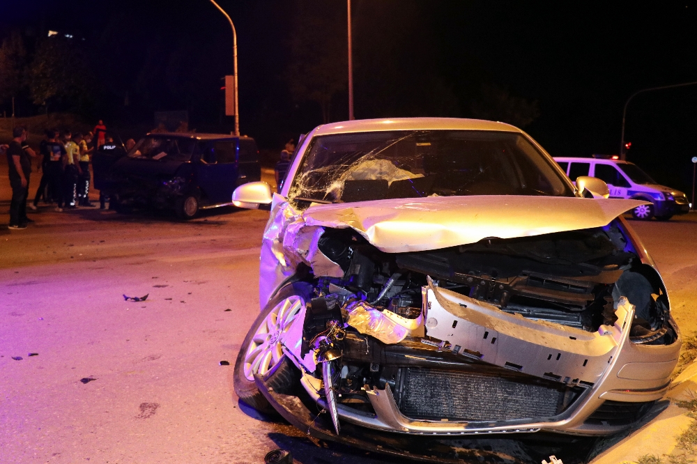 Minibüs ile otomobil çarpıştı, bölge savaş alanına döndü: 9 yaralı