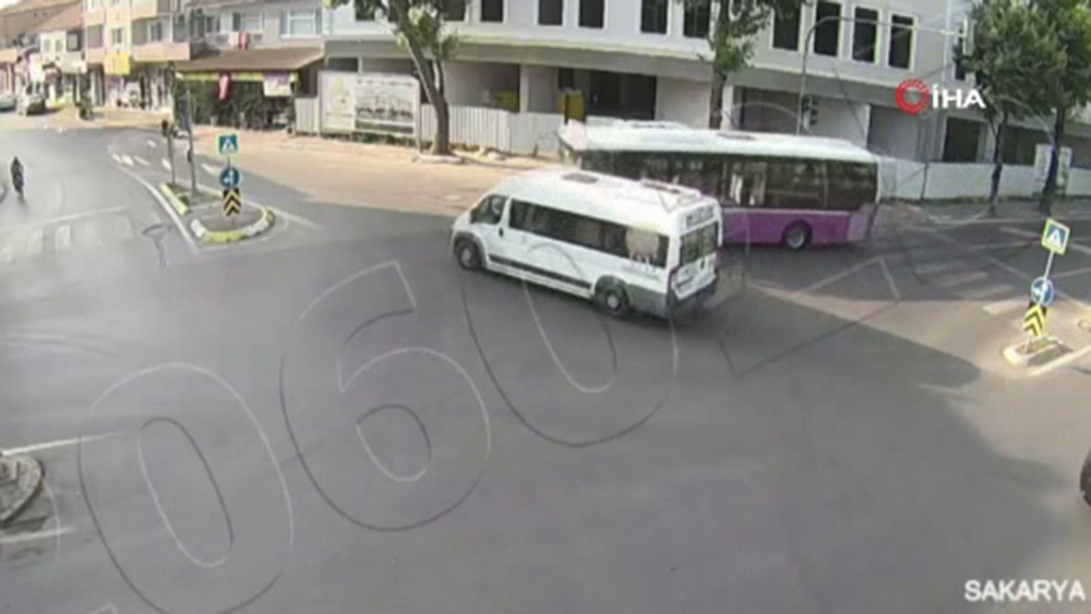 Minibüs ile yolcu otobüsünün çarpıştığı kaza kamerada