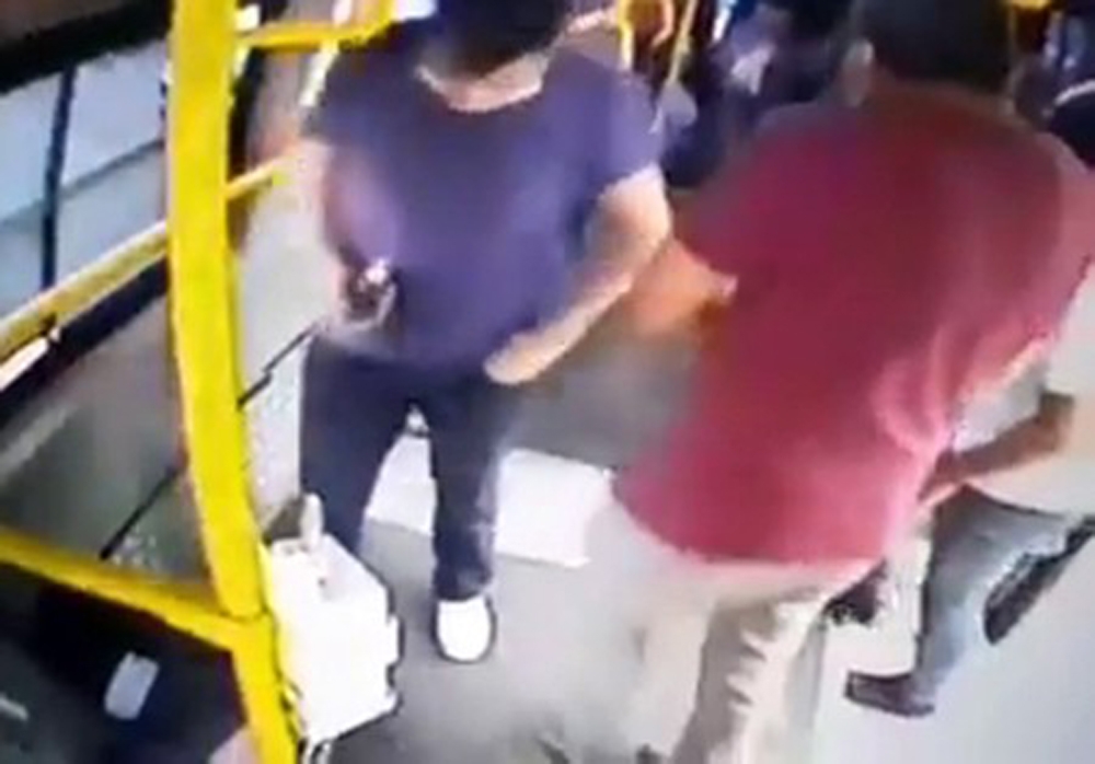 Minibüs koltuğunda unutulan telefonu yolcunun çaldığı anlar kamerada