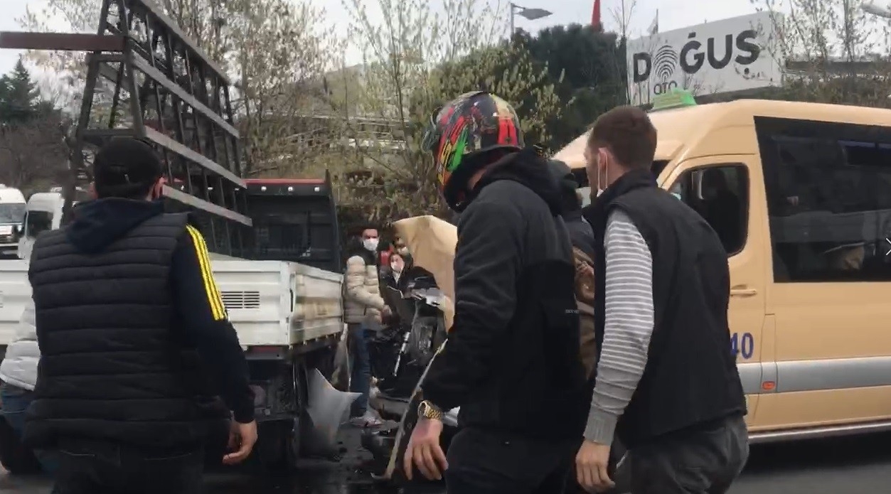 Minibüs şoförü, kaza yaptığı kamyonetin sürücüsüne saldırdı
