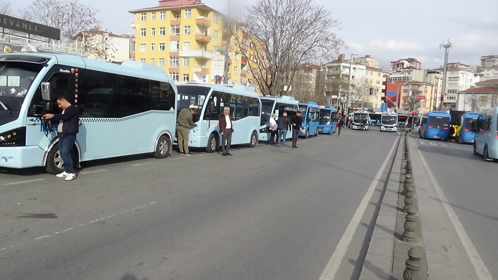 Minibüsçüler araçlarına siyah kurdele bağlayarak şehitleri andı