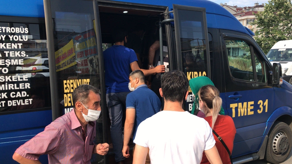 Minibüslerde yine sosyal mesafesiz yolculuk