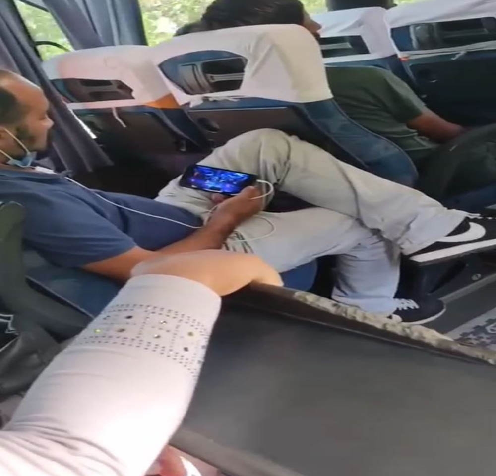 Minibüste maskesini düzgün takmayan yolcunun pes dedirten görüntüleri