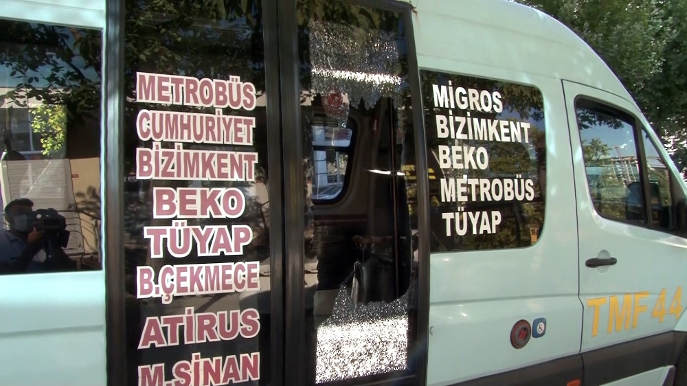 Minibüsten indirilen fazla yolcu camı  yumruklayarak kırdı