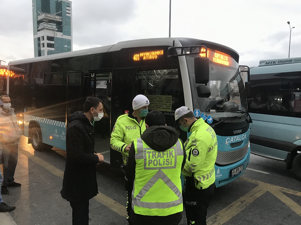 Minibüsten indirilen fazla yolcudan polise ilginç tepki