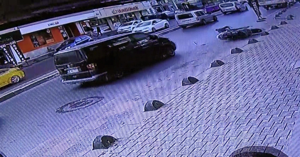 Minibüsün Çarptığı Motosikletli Metrelerce Sürüklendi
