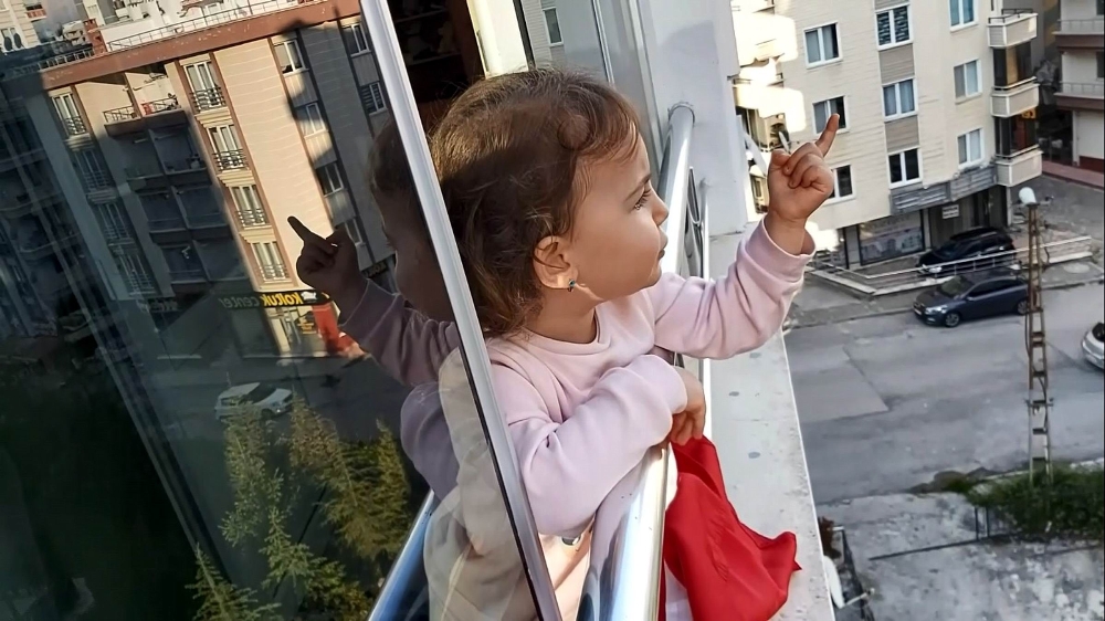 Minik Derin’den sokakta dolaşanlara tepki
