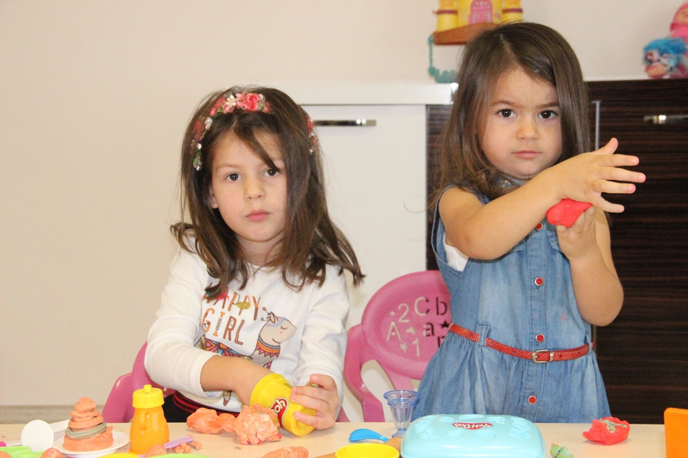 Minik Maya Ve Lara Tam 6 Dil Biliyor, Görenler Hayrete Düşüyor