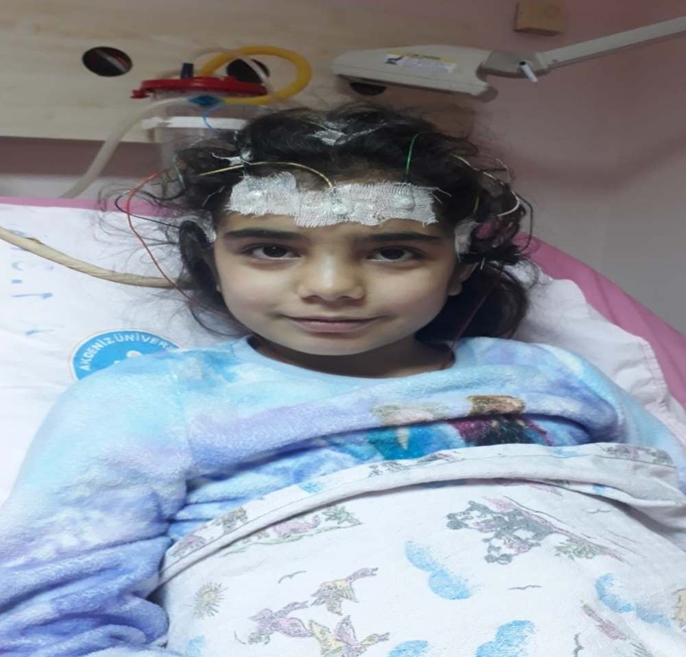 Minik Nur yaşayabilmek için destek bekliyor