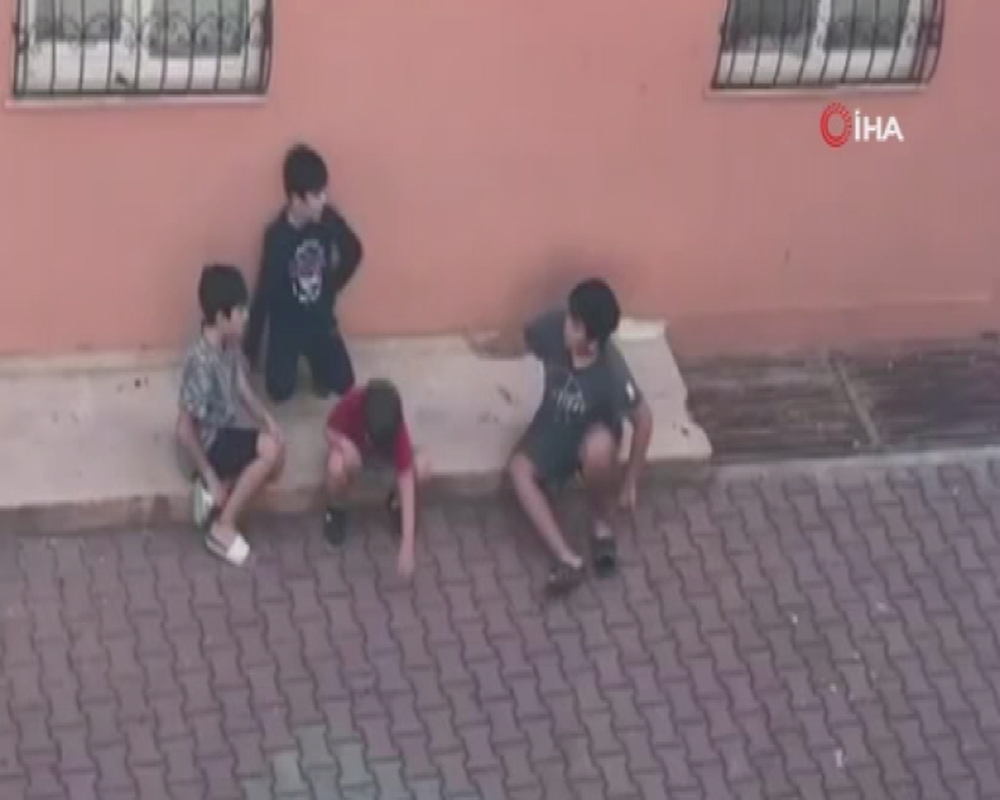 Minikler sokakta oyun oynamak yerine ekonomi konuştu