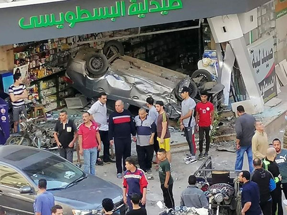 Mısır’da otomobil eczaneye daldı: 3 yaralı