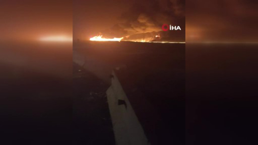Mısır’da petrol yüklü tanker alev alev yandı: 1 yaralı